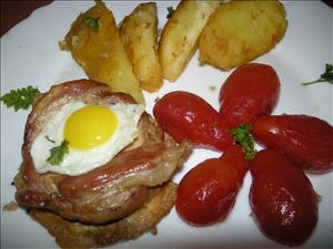 Фото рецепта «Мясные медальоны с перепелиными яйцами»